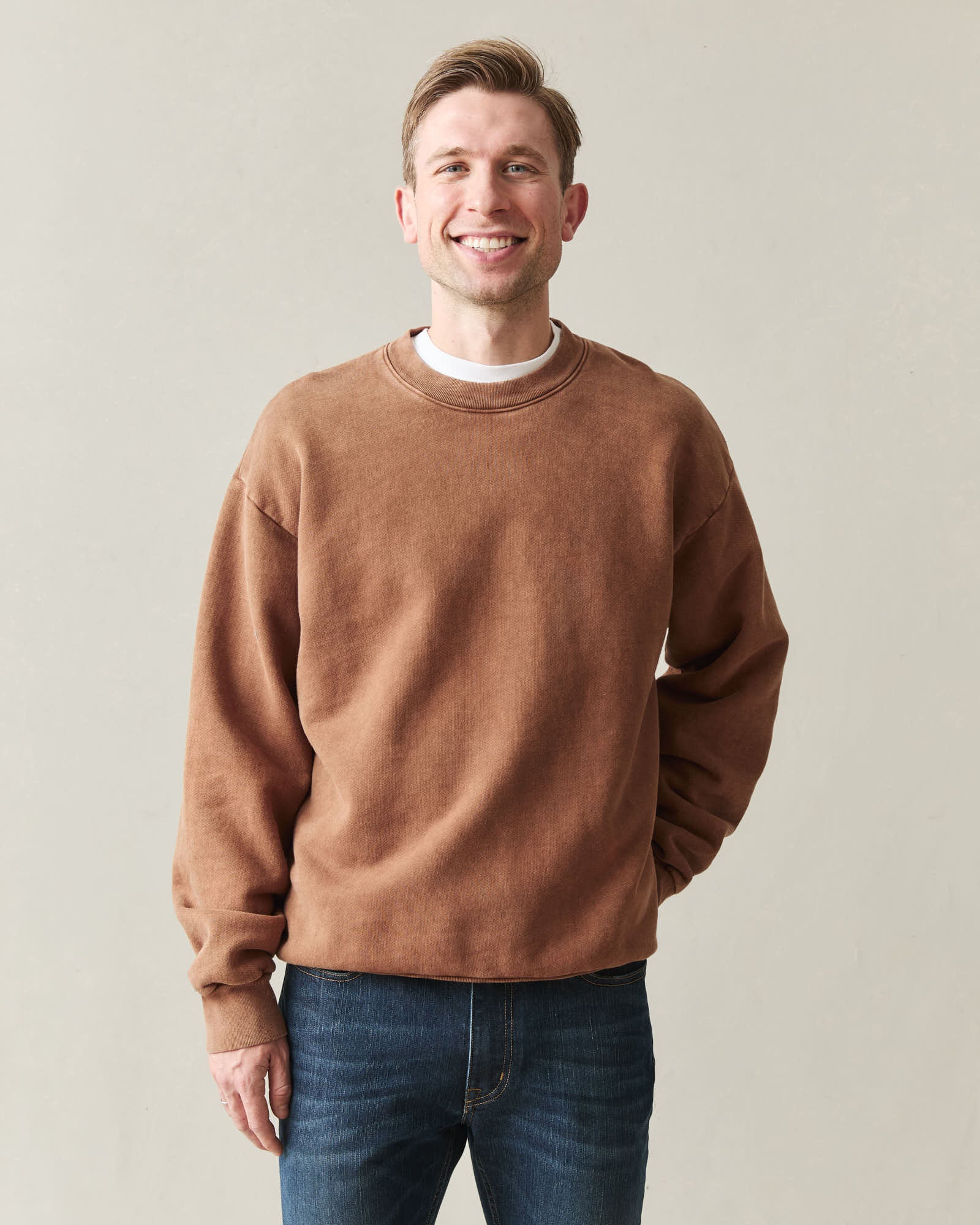 Alexander Backer&co 4eyes ヴィンテージ　アメトイ Unisex American Vintage Crew Sweatshirt - Stone Wash Toffee