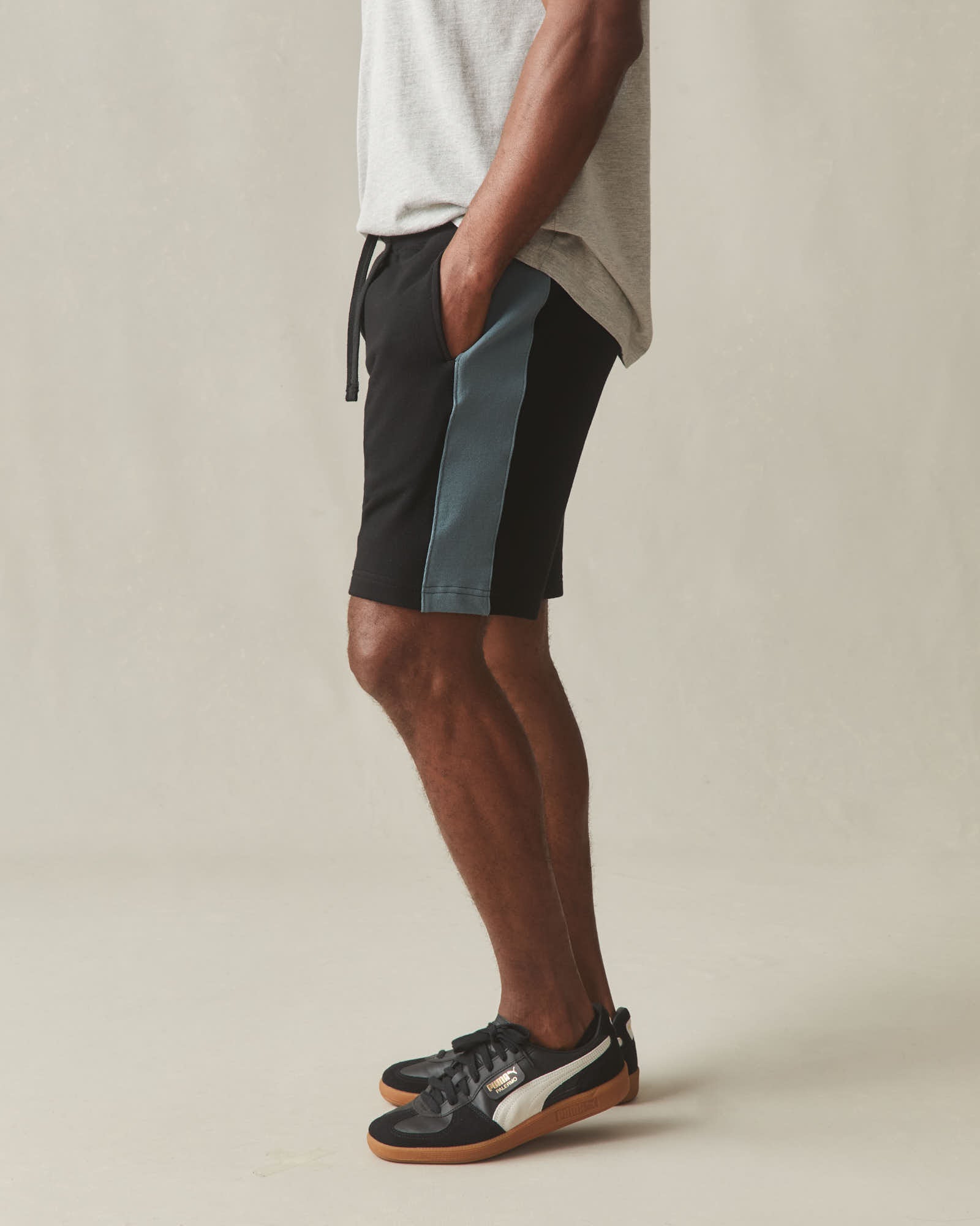 ＣＯＧＴＨＥＢＩＧＳＭＯＫＥ　ＭＡＳＳＩＶＥ　ＳＷＥＡＴ　ＳＨＯＲＴ MNML Ultra Baggy Sweat Shorts Black | Culture Kings US